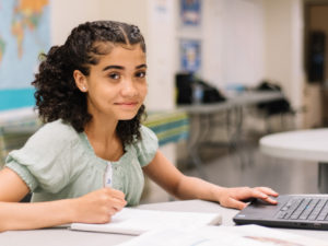 Une bénévole Passeport inspire les jeunes filles par son amour des mathématiques